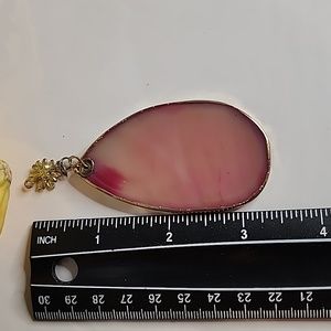 Purple 💜 🔮 💜 agate pendant outlined in gold tone. Beautiful piece. NWOT